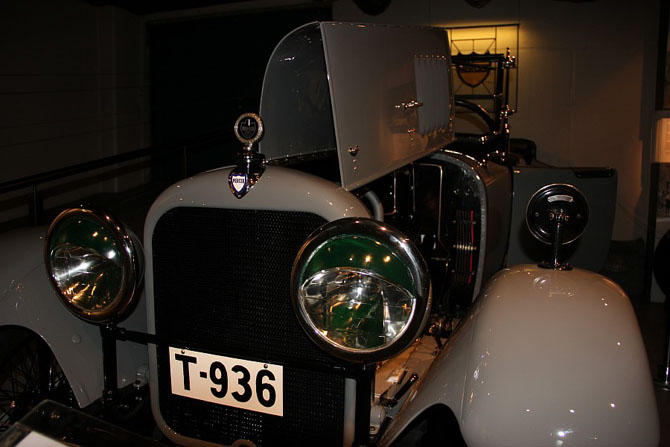 Коллекция ретро-машин, найденная в подвале отеля в Гейрангере (36 фото)