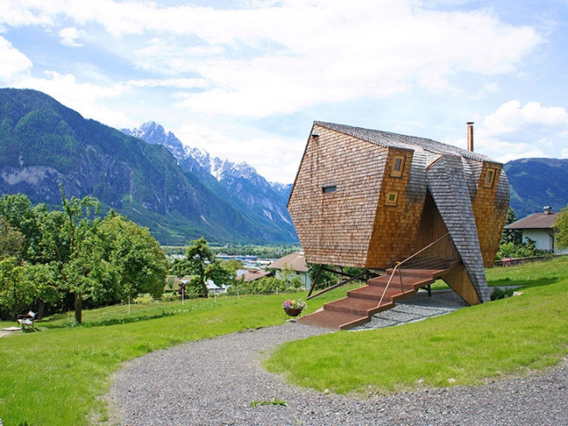 Маленькой деревянный дом в Австрийских Альпах - Ufogel (18 фото)