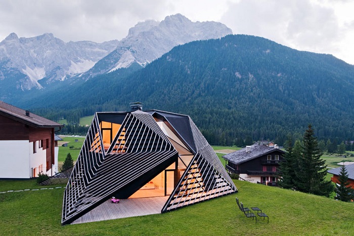 Дом-многоугольник в итальянских Альпах (10 фото)