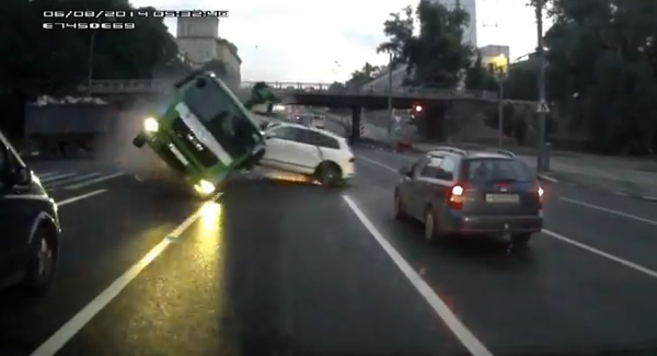 Жесткая авария по вине водителя эвакуатора (видео под катом)