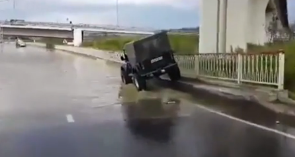 Самоуверенный водитель на джипе и затопленная улица (видео под катом)