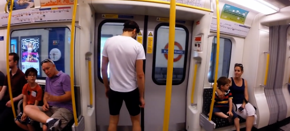Успеть на метро: гонки с поездом (видео под катом)