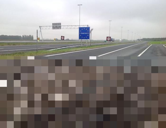Граница между Голландией и Бельгией (2 фото)