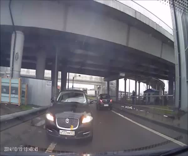 Водитель Hyundai Solaris против водителя Jaguar (видео под катом)
