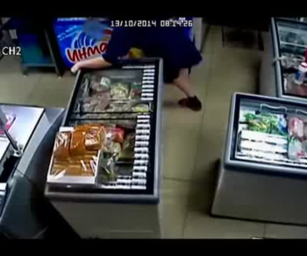 Смелая женщина отбилась от грабителей (видео под катом)