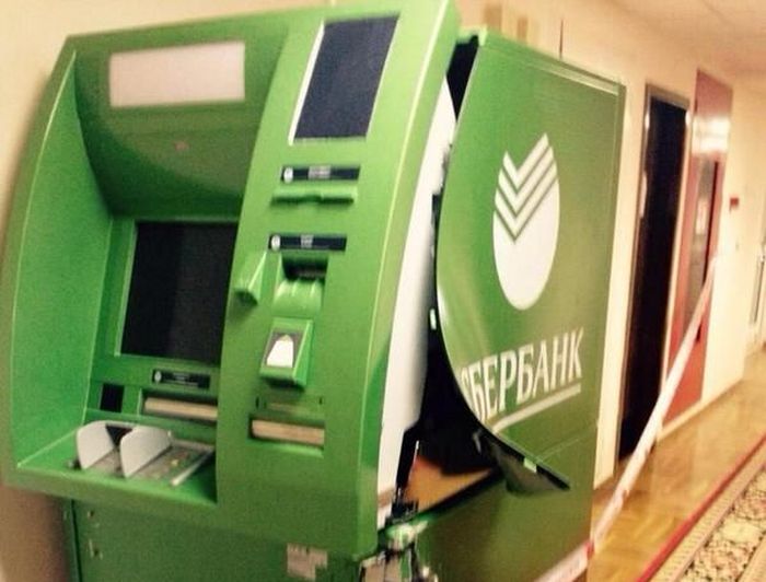 В Госдуме хулиганы вскрыли банкомат Сбербанка (12 фото)