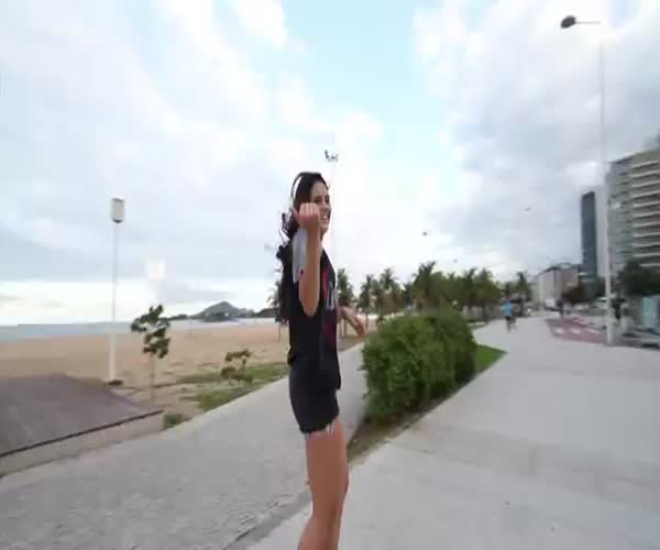 Девушка катается на лонгборде (видео под катом)
