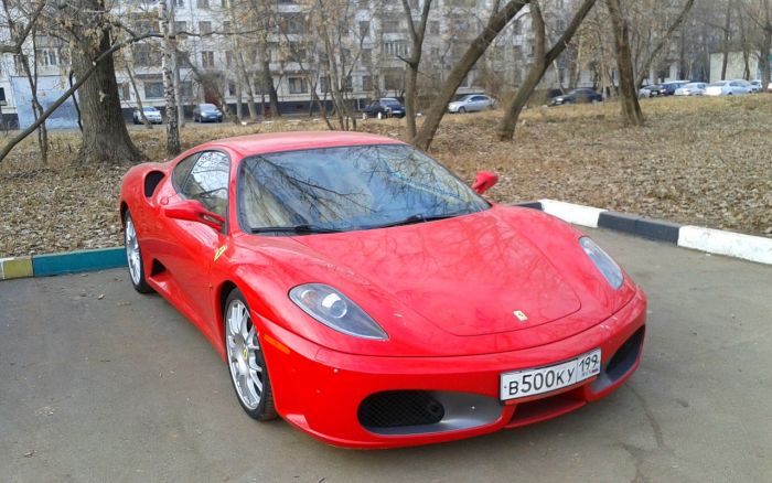 Забытый хозяином суперкар Ferrari пылится в московском дворе (14 фото)