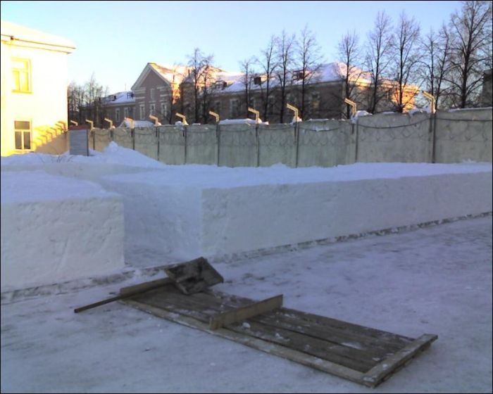 Оригинальное зимнее украшение воинских частей и городских улиц (14 фото)
