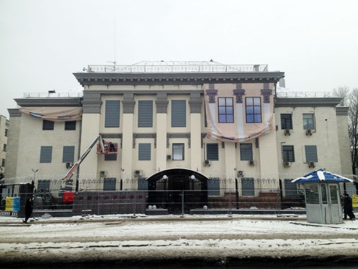 Как сейчас выглядит здание посольства РФ в Киеве (9 фото)