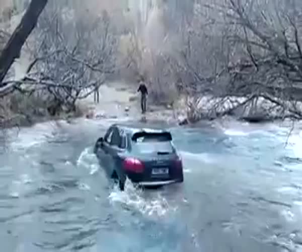 Porsche Cayenne застрял в водоеме (видео под катом)