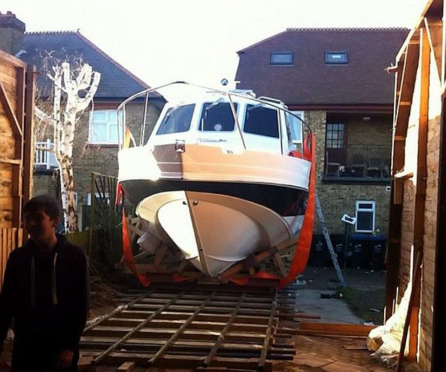 Отец с сыном построили на заднем дворе дома собственную яхту (17 фото)