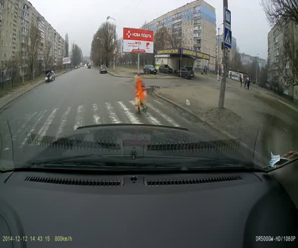 Водитель помог детям перейти дорогу (видео под катом)