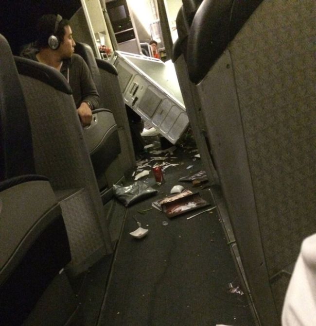 Пассажиры самолета компании American Airlines стали жертвами турбулентности (7 фото + видео)