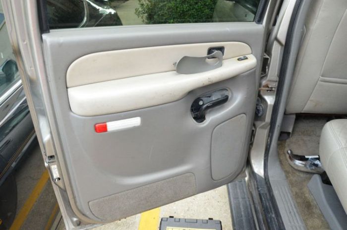 Неожиданный сюрприз в двери подержанного автомобиля (15 фото)