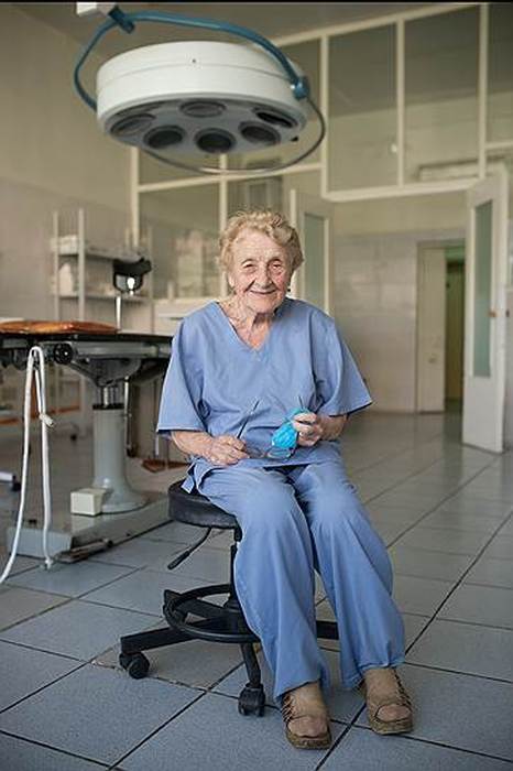87-летний хирург Алла Левушкина проводит более 100 операций ежегодно (10 фото)