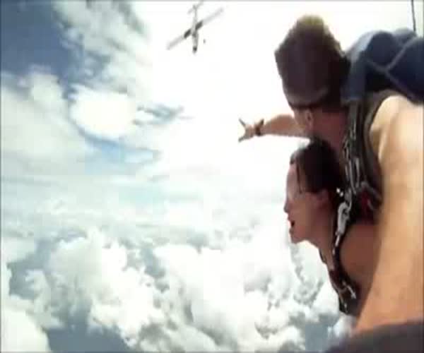 Незабываемый прыжок с парашютом (видео под катом)
