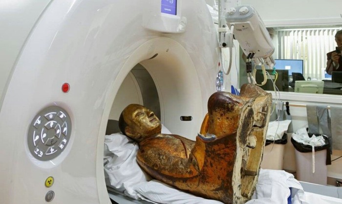 Скульптура возрастом более 1000 лет хранила в себе мумию монаха (3 фото)