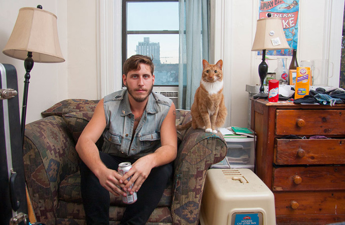 Сильный и независимый: портреты холостяков со своими котами (9 фото)