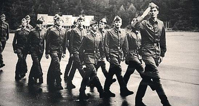 Знаменитости во время службы в армии (26 фото)