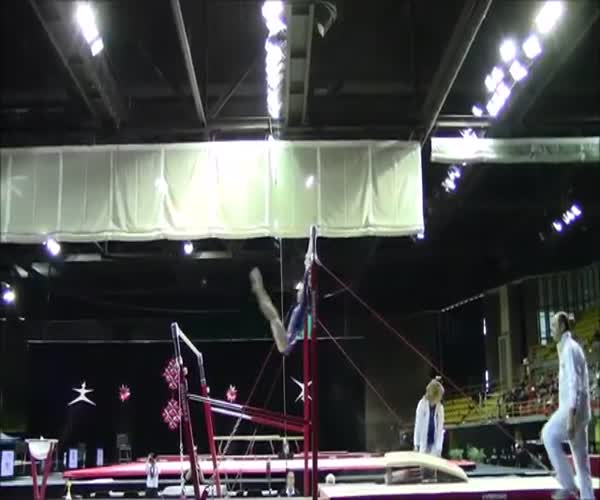 Тренер дважды спасает гимнастку (видео под катом)