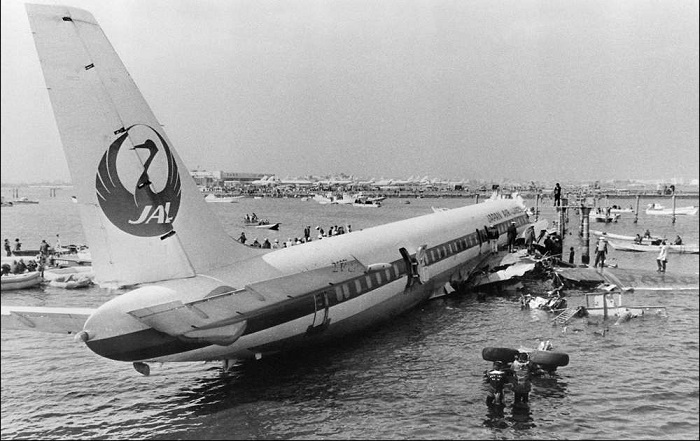 Пять историй, когда пилоты намеренно разбивали самолеты (7 фото)