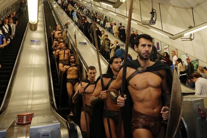 Древние воины в лондонском метро (9 фото)