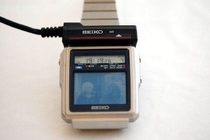 Первые в мире часы с телевизором. 1982 год (4 фото)