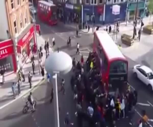 Жители Лондона спасли мотоциклиста (видео под катом)