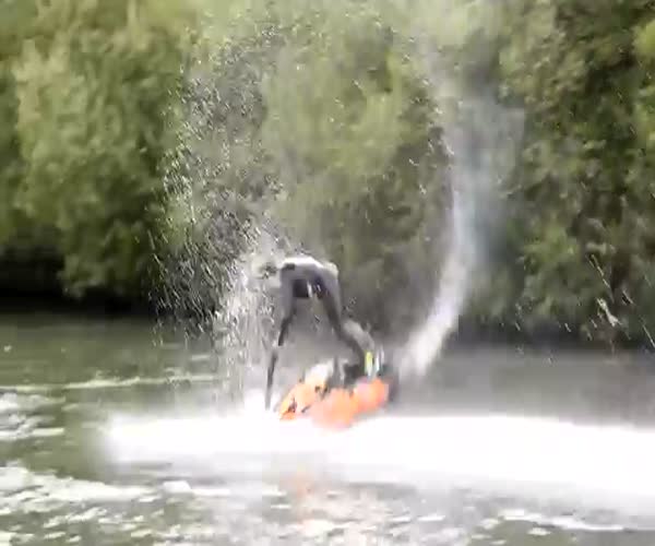 Невероятные трюки на водном мотоцикле (видео под катом)