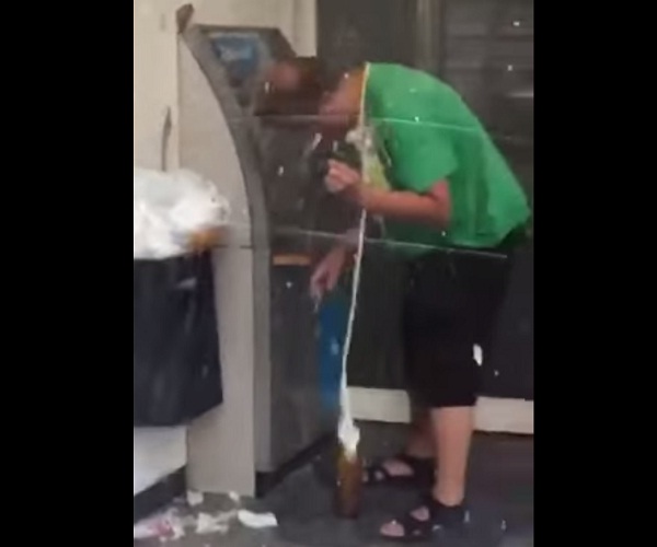 Пьяный мужчина у банкомата (видео под катом)