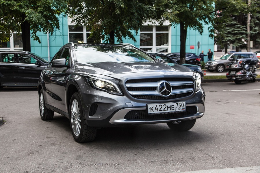 -: Mercedes-Benz GLA (8 )