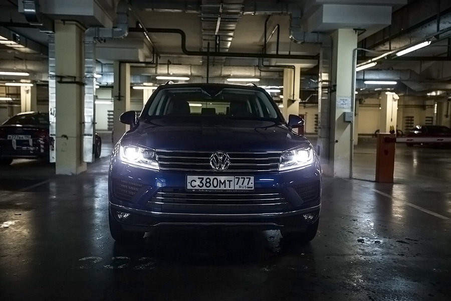- Volkswagen Touareg (8 )