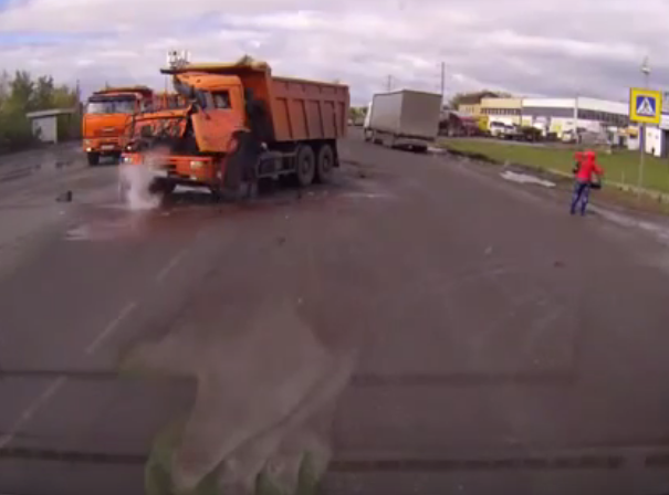 Столкновение грузовиков на пешеходном переходе (видео под катом)