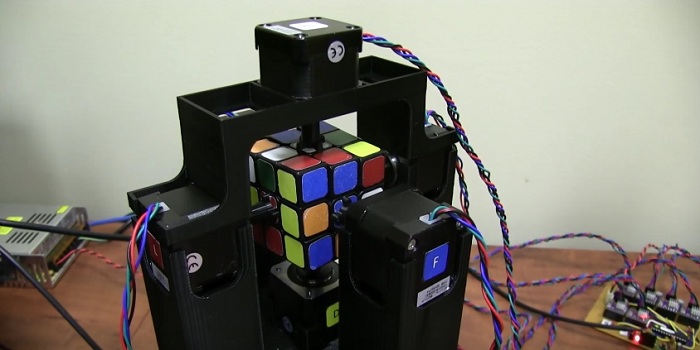 Сборка кубика рубика за секунду (видео под катом)