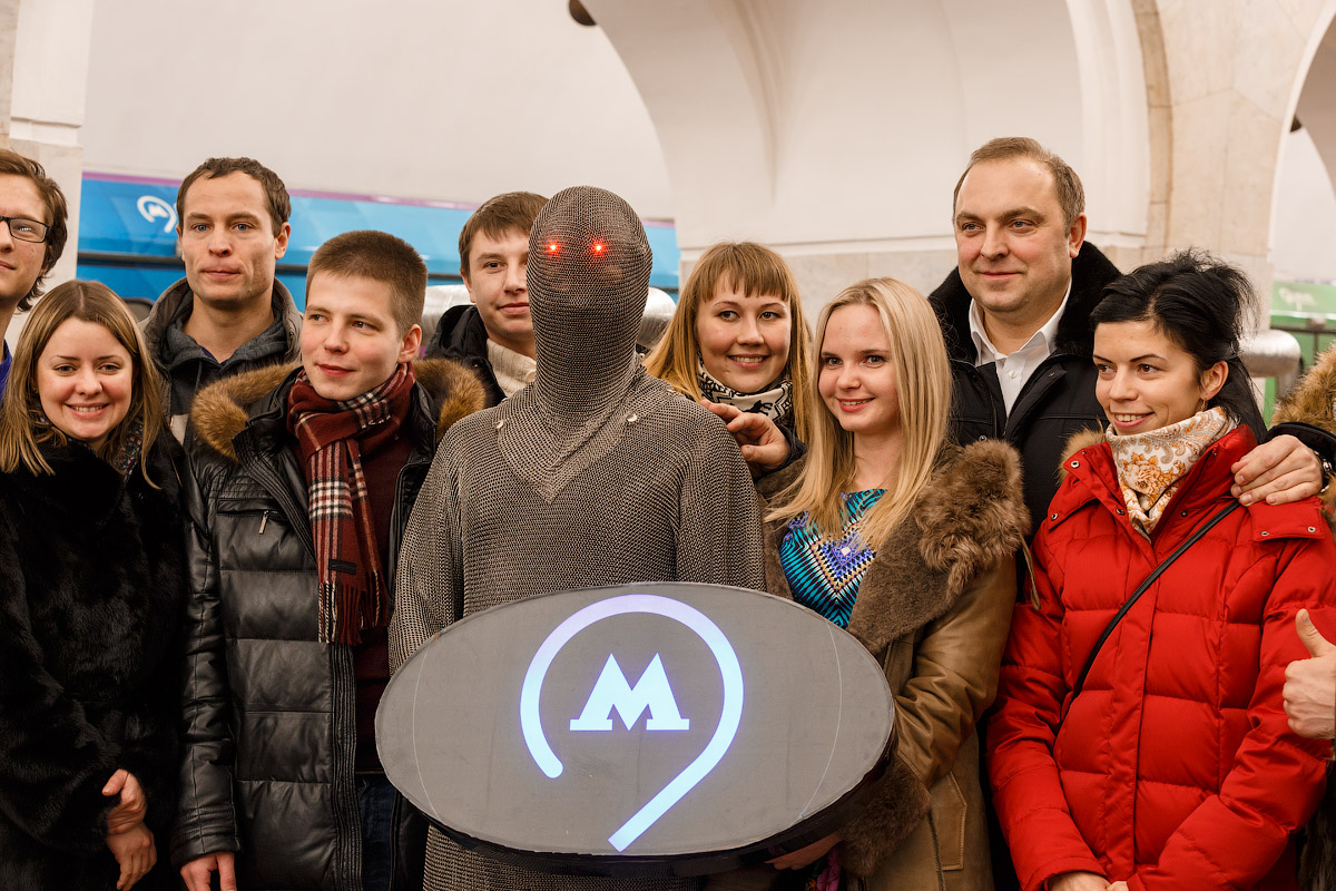 Никола Тесла и много электричества на станции «Менделеевская» в Москве (21 фото)