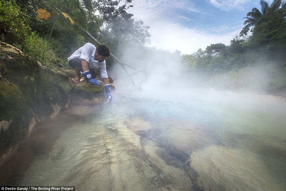 В амазонских джунглях найдена река, в которой можно свариться заживо (9 фото)