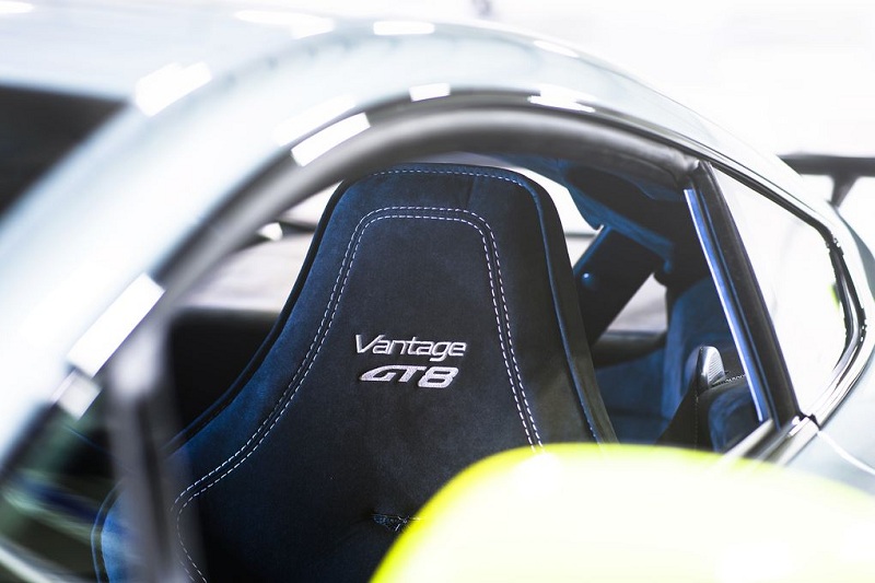 Aston Martin Vantage GT8:      (12 )