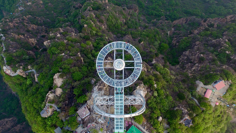 Стеклянная смотровая площадка на высоте 400 метров (10 фото)