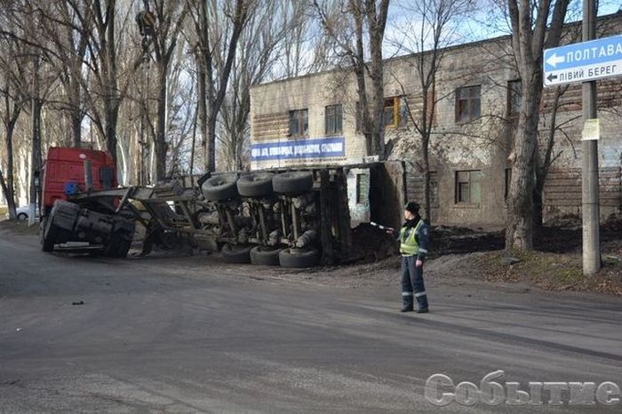 В Каменском перевернулся грузовик с фекалиями, забрызгав сервисный центр МВД (5 фото)
