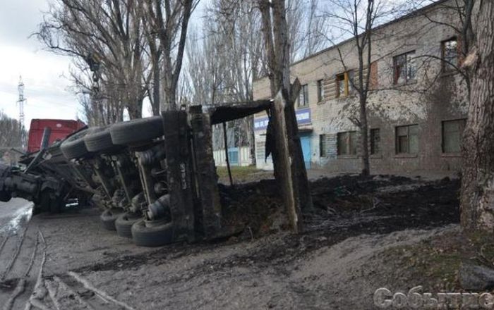 В Каменском перевернулся грузовик с фекалиями, забрызгав сервисный центр МВД (5 фото)