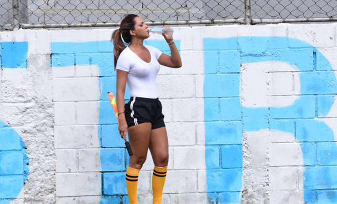Судья без белья чуть не свела с ума бразильских футболистов (3 фото)