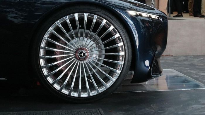 Daimler представил концептуальный кабриолет Vision Mercedes-Maybach 6 (14 фото)