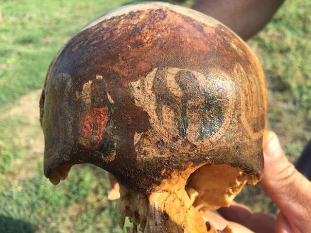 В Ростовской области обнаружен череп павшего бойца с ликами святых (2 фото)