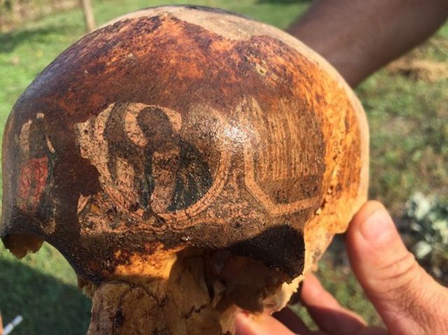 В Ростовской области обнаружен череп павшего бойца с ликами святых (2 фото)