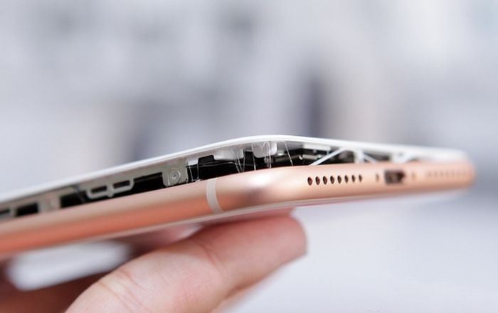 У новых смартфонов iPhone 8 Plus стали вздуваться батареи (5 фото)