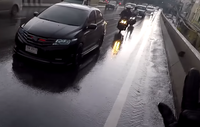 Мотоциклист спас котенка (видео под катом)