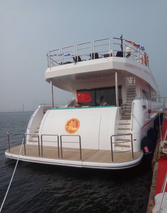 Джеки Чан купил 38-метровую яхту (7 фото)