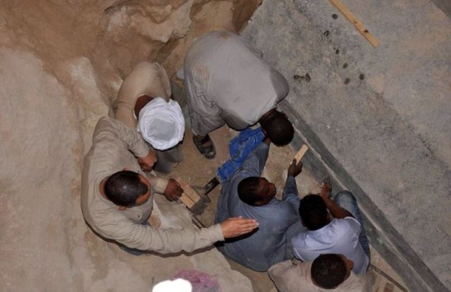Археологи вскрыли саркофаг, обнаруженный в Александрии (8 фото)