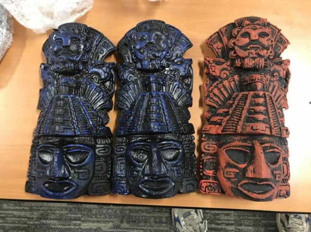 Таможенники задержали пассажира с ацтекскими статуэтками (3 фото)
